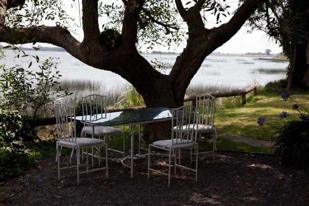 Nuestra mesa detrás de la casa