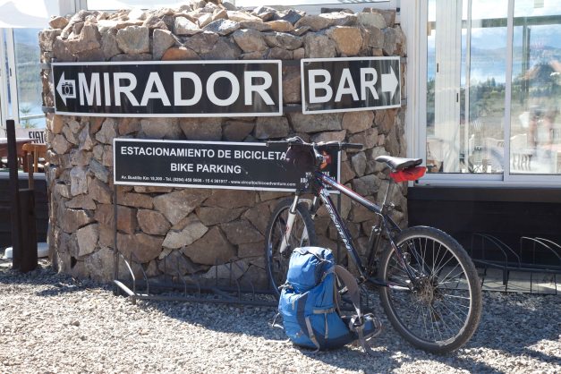 Schwierige Entscheidung: Nach links zum Aussichtspunkt oder nach rechts in die Bar... :-)