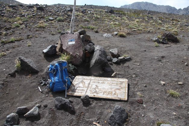 'Camping Platz' nahe dem Gipfel (das Schild war alles was es dort an Einrichtungen gab)