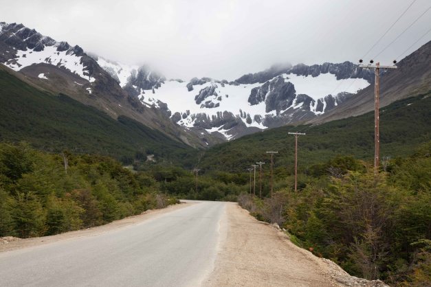 Dort oben im Nebel ist das Tagesziel zu sehen. Los geht's!
