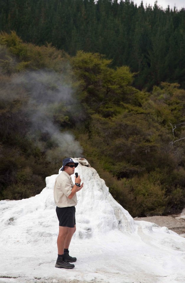 Ranger Tom vor dem Geysir 