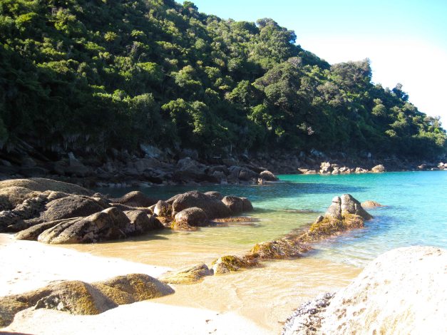 Weisser Sandstrand und türkisfarbenes Meer
