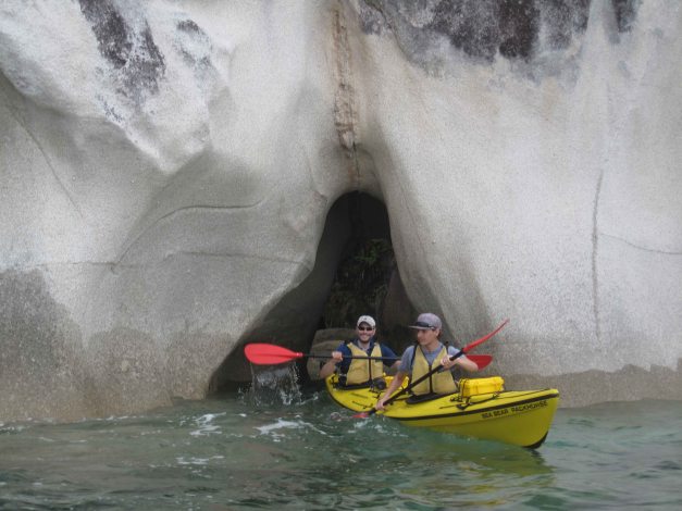 Höhlen zum rein- und durchfahren hatte es einige entlang der Küste