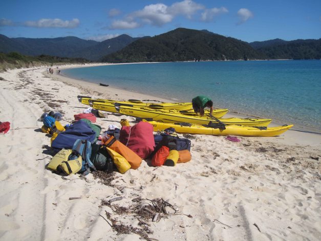 Das ganze Gepäck muss zuerst in den Kajaks verstaut werden