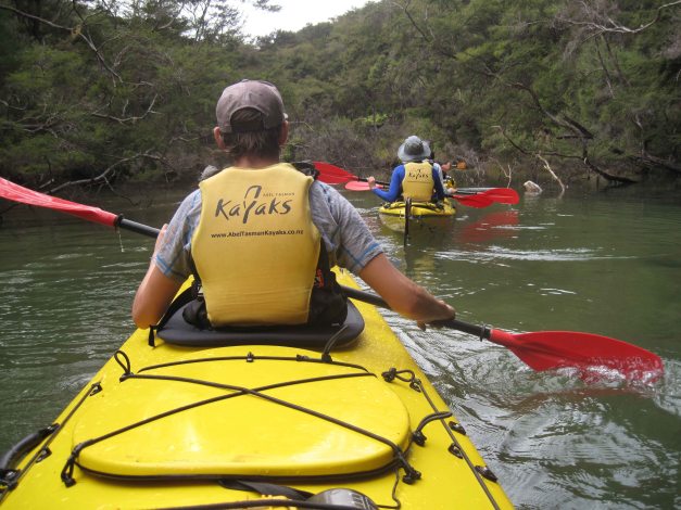 Wir paddeln bei Flut eine Flussmündung hoch...