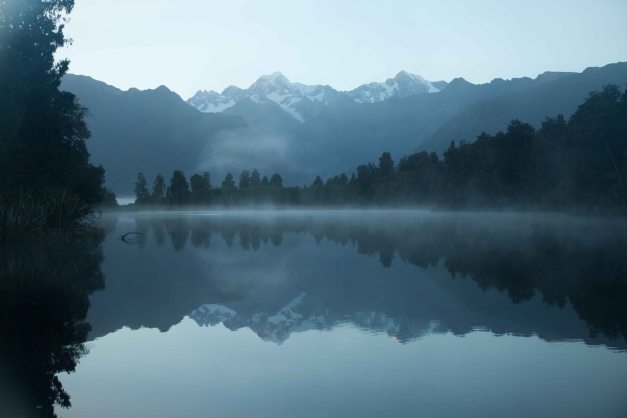 Lake Matheson am frühen Morgen mit Mt. Cook im Hintergrund