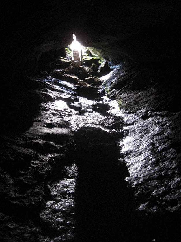 Nach 15 Minuten kehren wir um ohne das Ende erreicht zu haben. Wieder am Ausgang der Höhle.