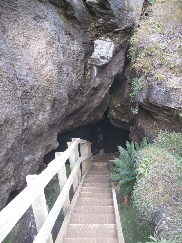 Es ist erst Mittag also gehen wir noch auf Erkundungstour in eine nahegelegene Höhle