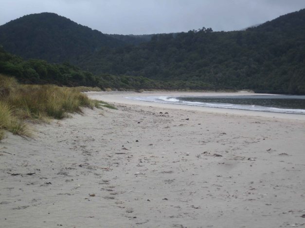 Weiter geht der Wanderweg auf dem Sandstrand.