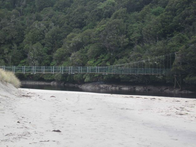 Über den nächsten Fluss führt eine Hängebrücke