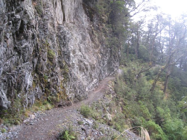 ...und entlang Felswänden...