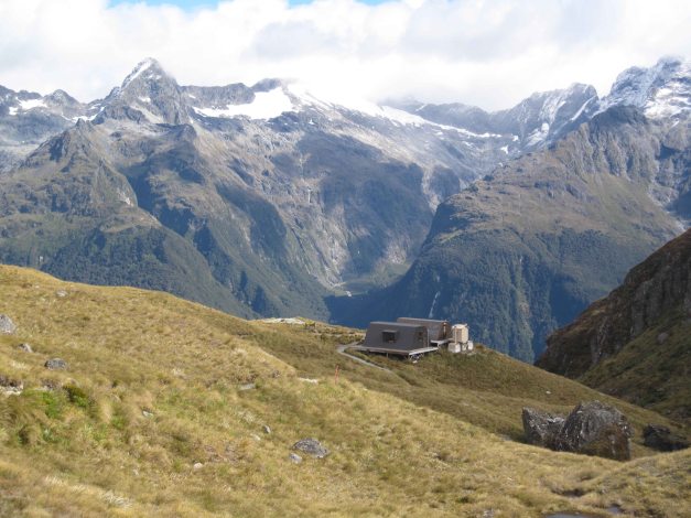 ...und nach vorne: dort ist der Unterstand auf dem Harris Saddle