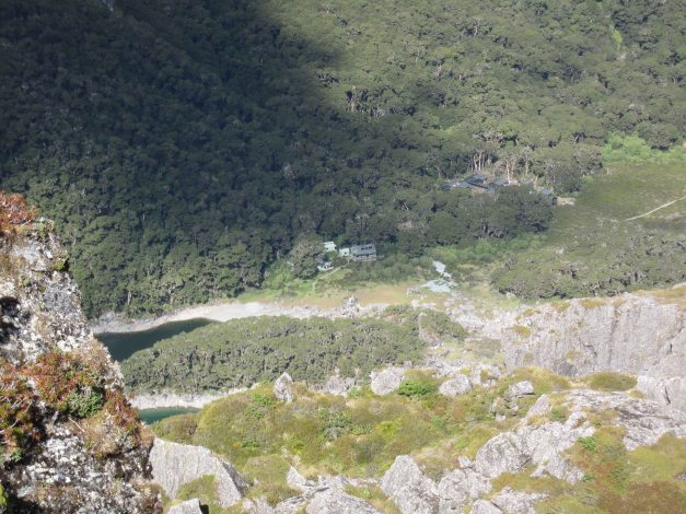Dort unten ist das Tagesziel Mackenzie Hut zu sehen. Aber zuerst...
