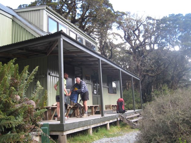 Eine Veranda mit Bänkli hat, die Sonnne scheint - nur das Feierabend-Bier fehlt.